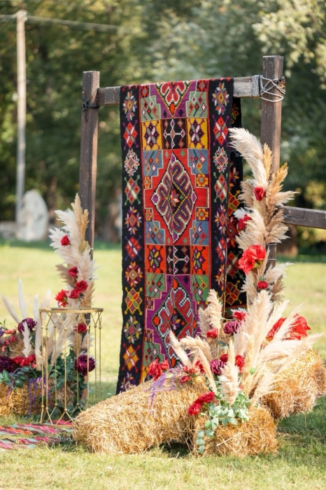 Фотозона с украинским ковром и цветами, фото