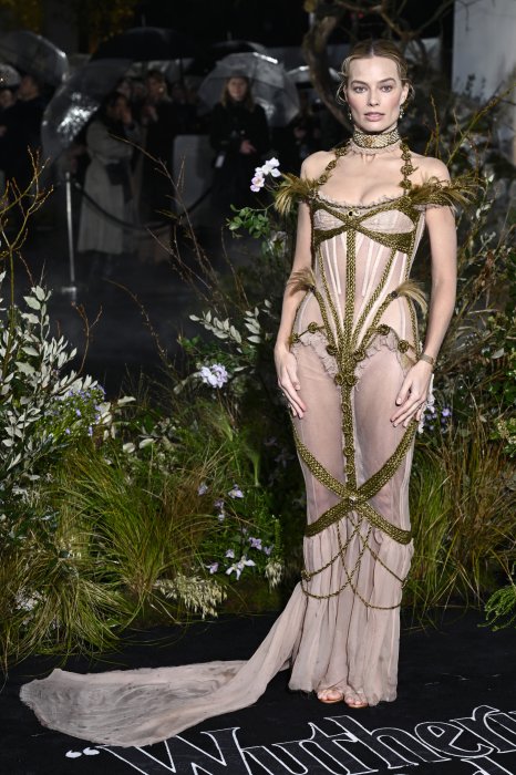 Марго Роббі в незвичайному образі на прем’єрі Буремного перевалу в Лондоні - фото