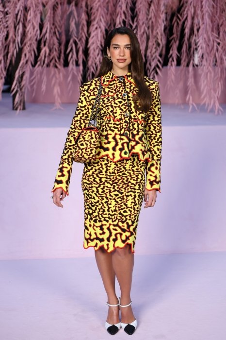 Дуа Липа на показе Chanel на Неделе моды в Париже.