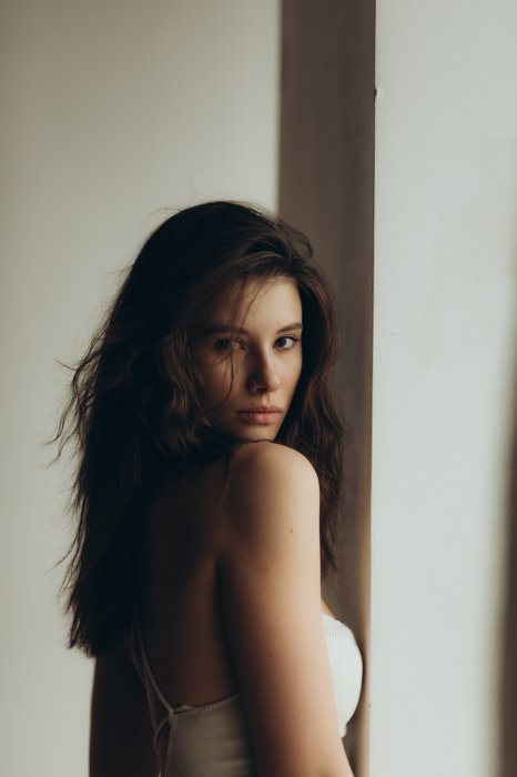 Анастасия Иванюк — большое интервью о секретах красоты, уходе за кожей и актерстве.