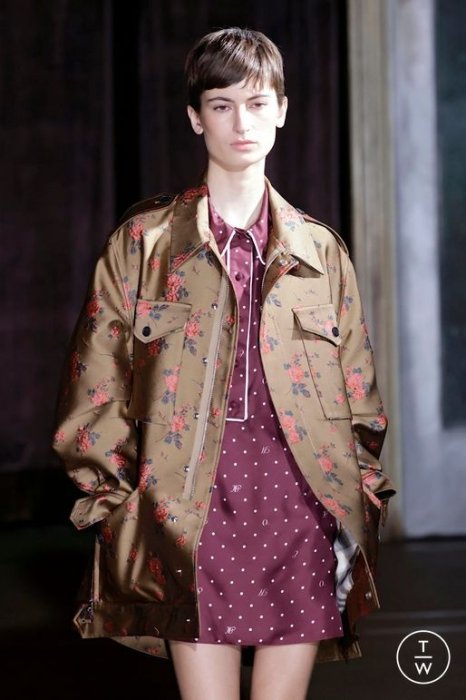 Модный образ с цветами.