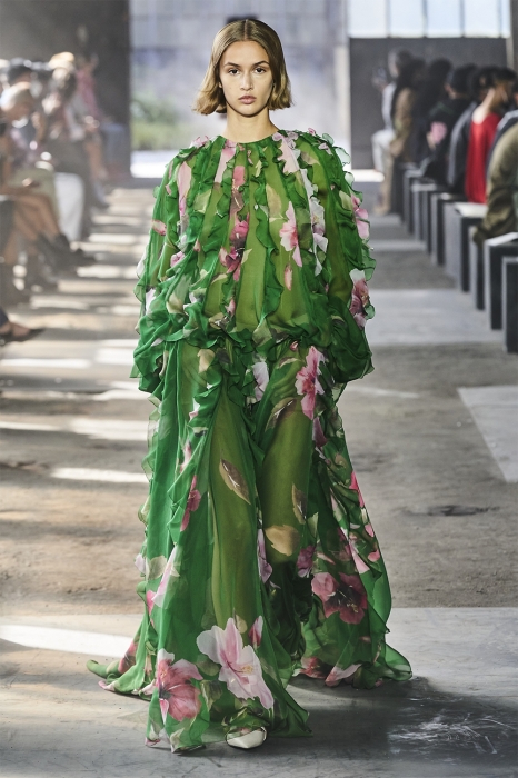 Неделя моды в Милане: Valentino представил коллекцию, вдохновленную цветами (ФОТО) - фото №2
