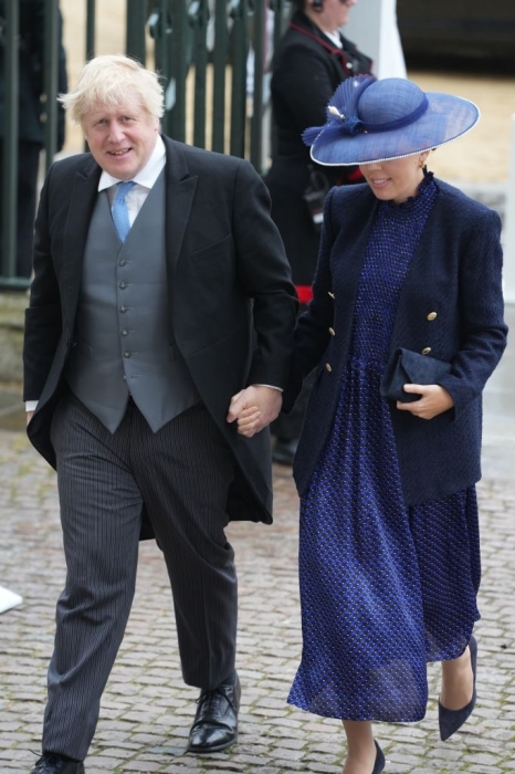 Борис Джонсон разом із дружиною на коронації Чарльза III: невже вбрання Керрі на щось натякає? - фото №1