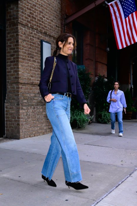 Кэти Холмс — как стильно сочетать джинсы и сапоги Кэти Холмс показала модный образ с сапогами и джинсами