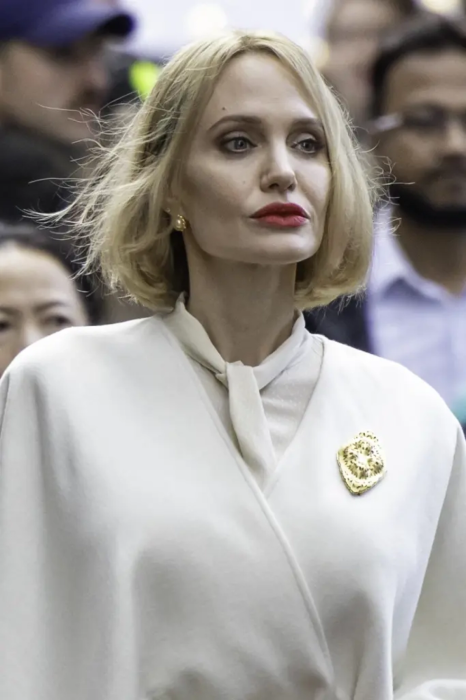 Анджелина Джоли с новой прической и цветом волос