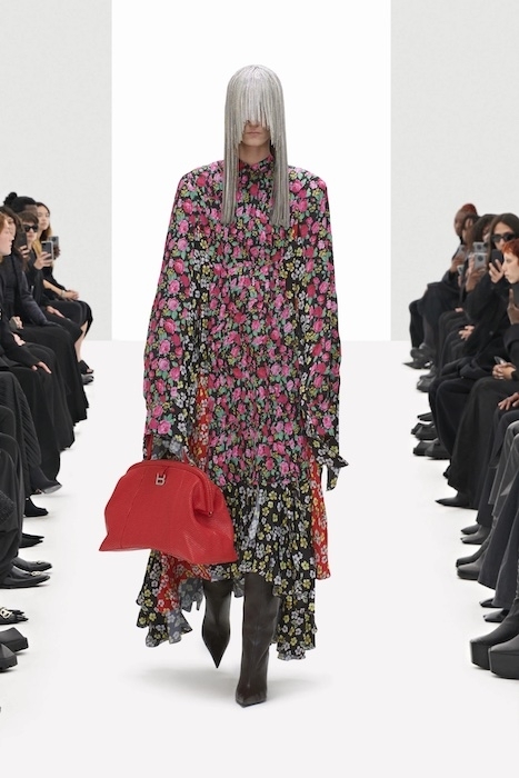 Цветочные платья, траурные костюмы и эстетика 90-х: Balenciaga выпустили новую коллекцию (ФОТО) - фото №5
