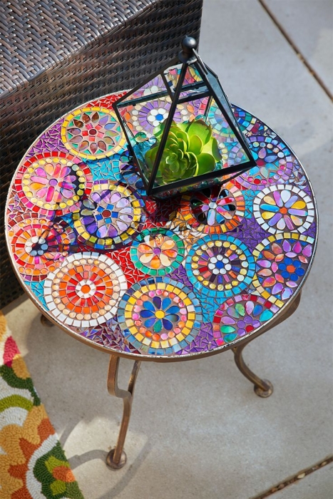 Стол в цветах с мозаикой, фото