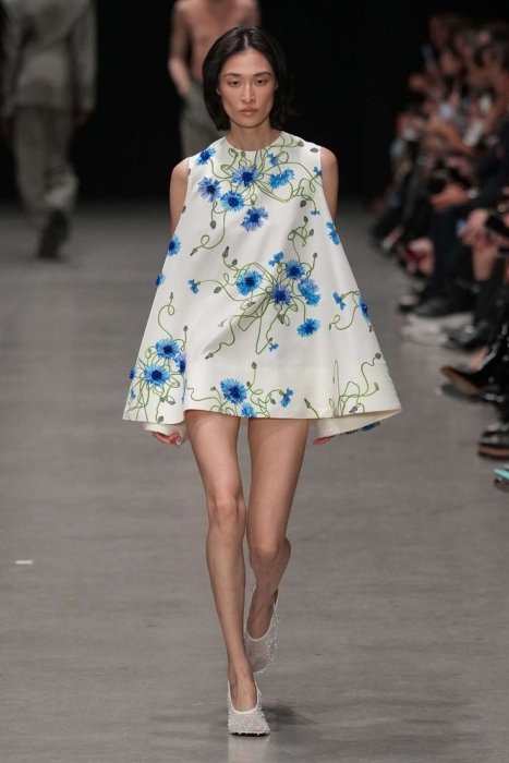 Модный образ с цветами.