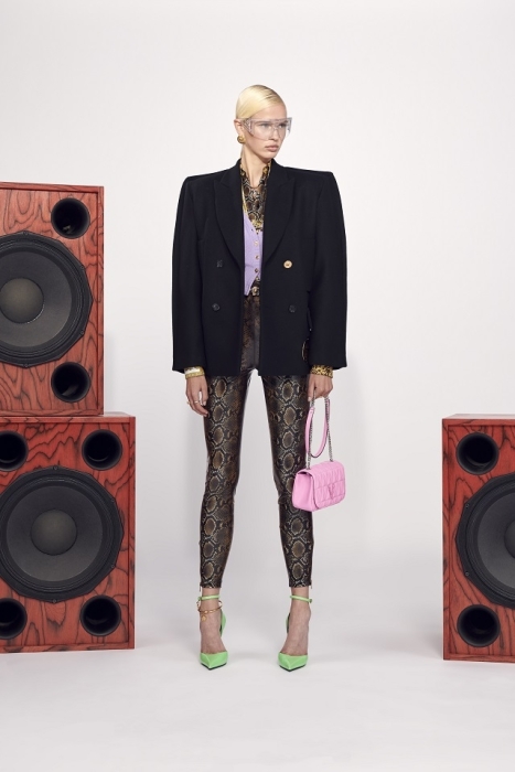 Брюки с низкой посадкой и змеиный принт: Versace представили новую круизную коллекцию (ФОТО) - фото №11