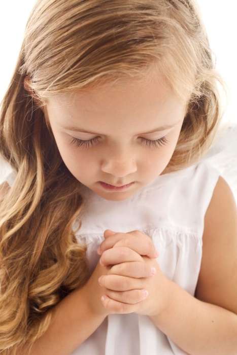 Ребенок молится, фото