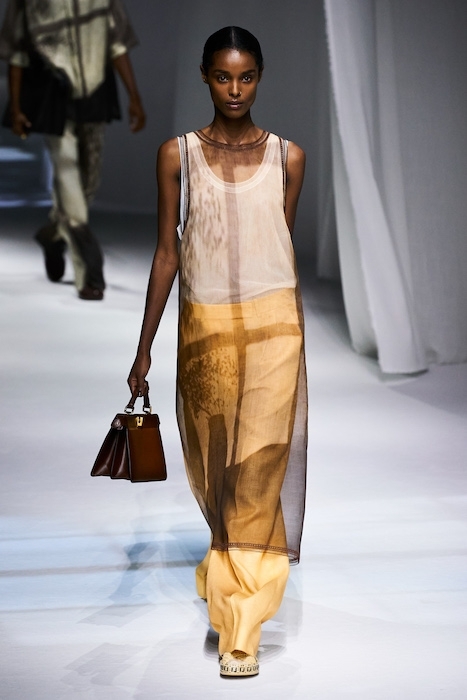 Неделя моды в Милане: Fendi выпустили коллекцию, вдохновленную карантином и пандемией (ФОТО) - фото №1