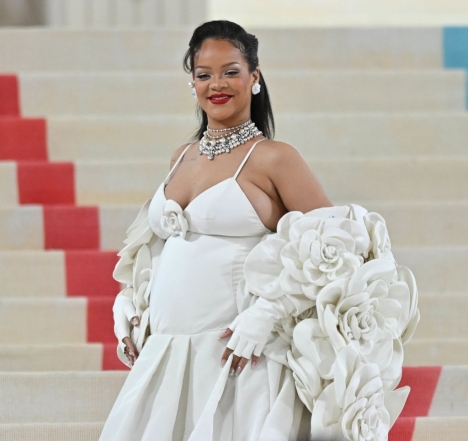 Беременная Рианна опоздала на Met Gala 2023: певица вышла на публику в винтажном свадебном платье (ФОТО) - фото №2