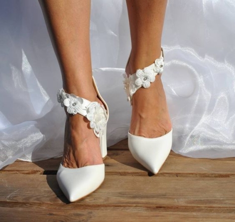 Белые туфли в цветы на пряжке, фото