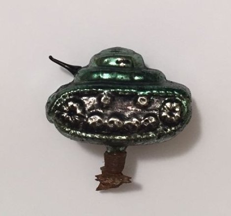 Почему не стоит вешать на елку старые игрушки