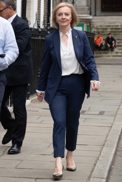 Лизз Трасс уходит с поста премьер-министра Великобритании: вспоминаем лучшие образы политика (ФОТО) - фото №5