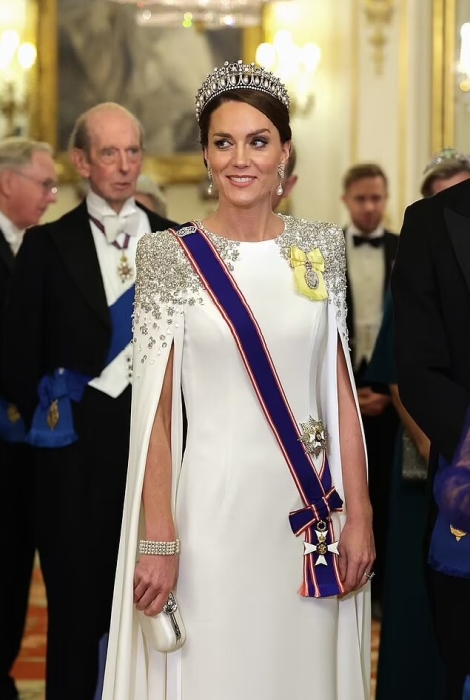 Дебютный выход в статусе принцессы Уэльской. Кейт Миддлтон блистает в бриллиантовой тиаре и платье за 5000$ (ФОТО) - фото №1