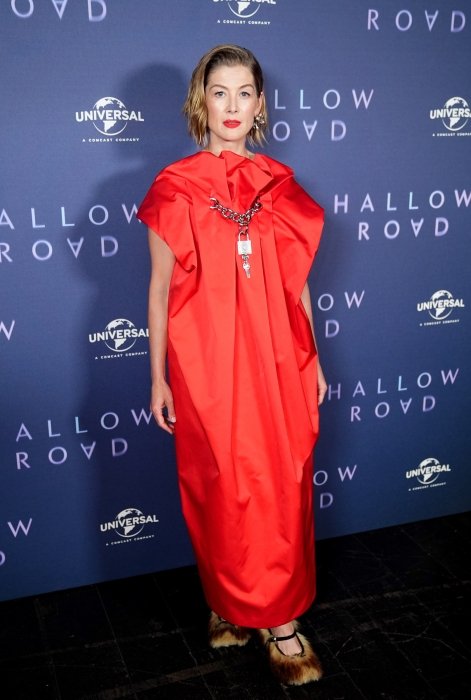 Розамунд Пайк показала, з чим носити червону сукню