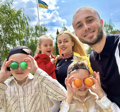 Тарас Тополя с детьми и женой, фото