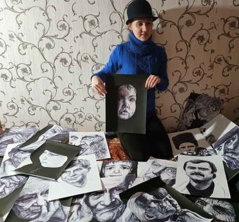 На фото - молодая херсонская художница Тамара Качаленко со своими работами