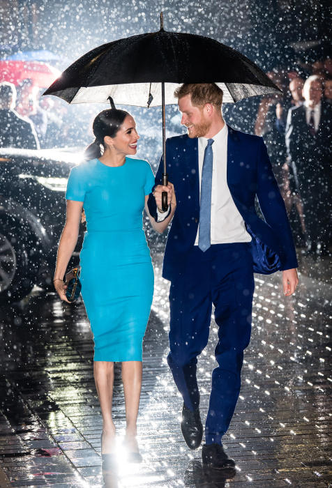 Меган Маркл с мужем под зонтиком, фото