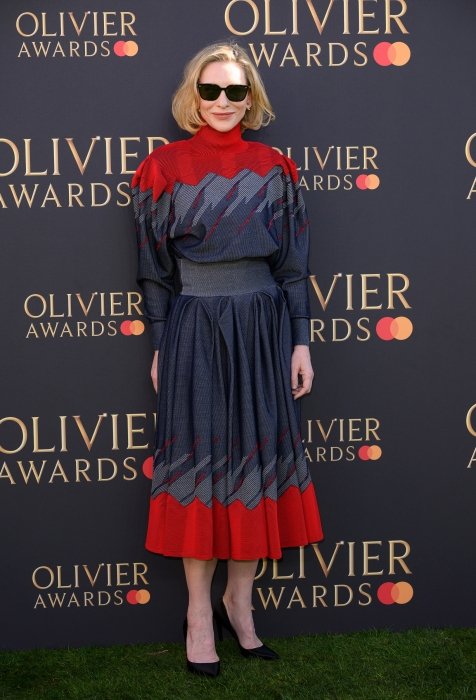 Кейт Бланшетт показала, з чим поєднувати костюм з мідіспідницею