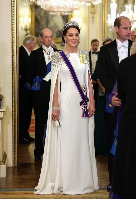 Дебютный выход в статусе принцессы Уэльской. Кейт Миддлтон блистает в бриллиантовой тиаре и платье за 5000$ (ФОТО) - фото №2
