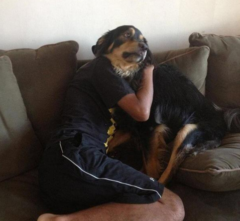 Мужчина с собакой, оптическая иллюзия, фото
