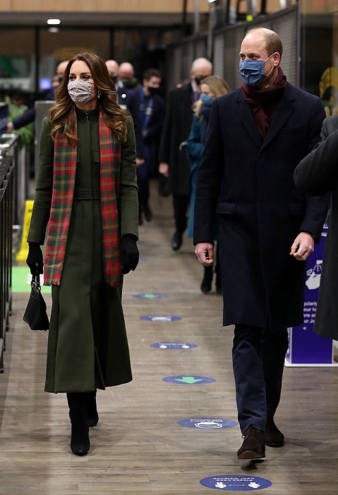 Оливковое пальто и клетчатый шарф: Кейт Миддлтон и принц Уильям отправились в рождественский тур (ФОТО) - фото №2