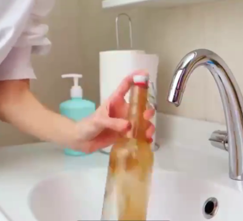 Чудо-способ для труднодоступных мест: как отмыть бутылки изнутри - фото №4