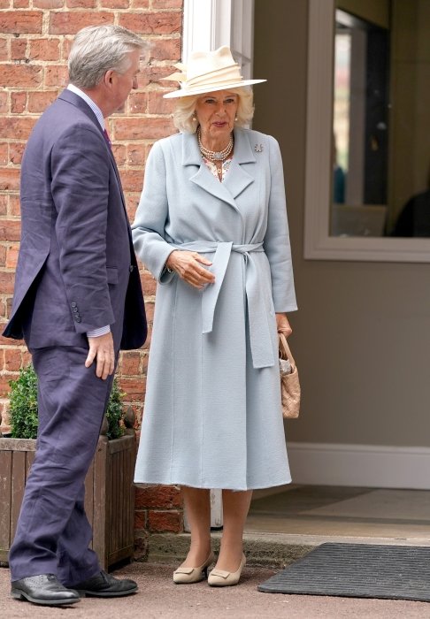 Королева Камилла показала, с чем носить пальто в 2025 году