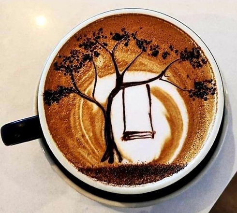 Кофе с рисунком дерева и качелями, фото