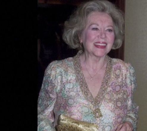 Отошла эпоха: На 101-м году жизни умерла звезда "Мэри Поппинс" - фото №1