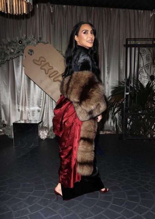 Ким Кардашьян — модное бархатное платье 2026