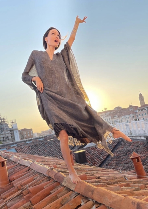 В длинном платье и без обуви: очаровательная Анджелина Джоли отдыхает в Венеции (ФОТО) - фото №2