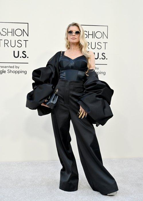 Ферги показалась в total black образе — новые фото певицы