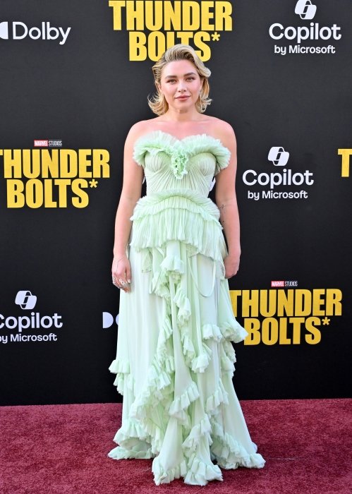 Флоренс Пью показала, с чем носить платье в мятном оттенке