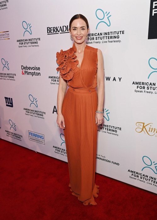 Эмили Блант показала, с чем носить наряд в оранжевом оттенке