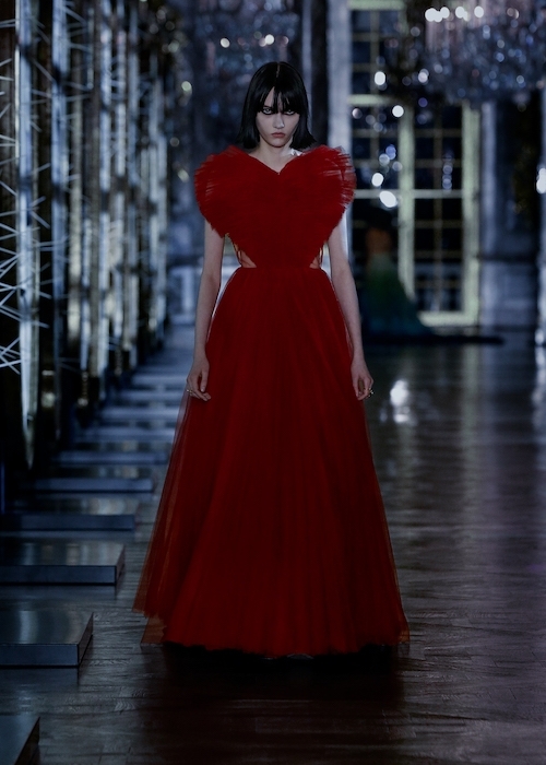 Розы, зеркала и кружевные фартуки: обзор новой коллекции Dior (ФОТО) - фото №2