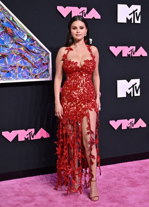 "Голі сукні" та сміливі вирізи: найвідвертіші образи зірок на червоній доріжці MTV Video Music Award 2023 - фото №5