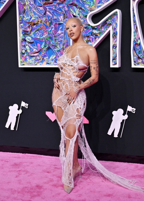 "Голые платья" и смелые вырезы: самые откровенные образы звезд на красной дорожке MTV Video Music Award 2023 - фото №6