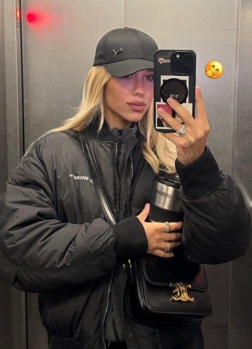 Блогерша Даша Цветкова засветила новое кольцо на безымянном пальце