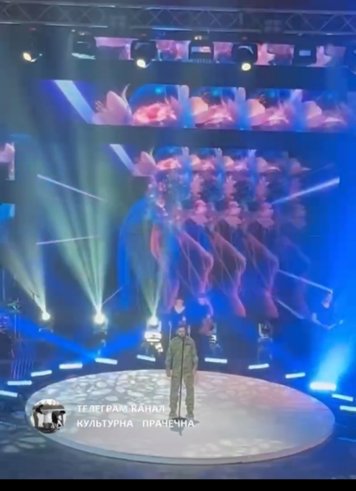 Виталий Козловский впервые за долгое время вышел на сцену и спел на записи новогоднего концерта (ФОТО) - фото №1