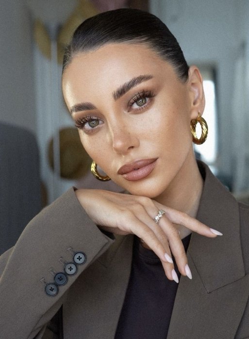 Модный макияж с эффектом загара.