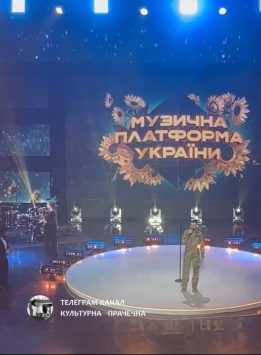 Виталий Козловский впервые за долгое время вышел на сцену и спел на записи новогоднего концерта (ФОТО) - фото №2