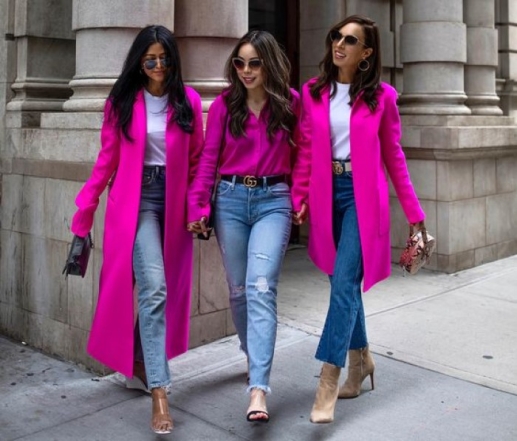 Женщины в пальто цвета фуксии, фото
