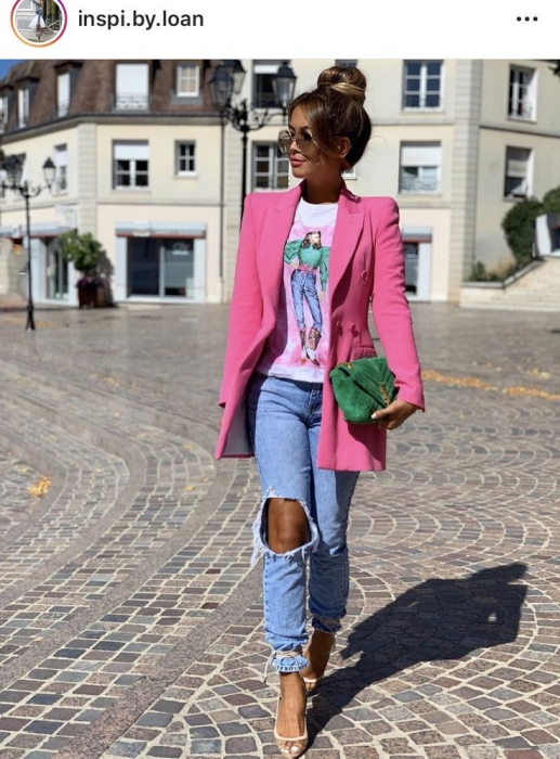 Женщина в джинсах и розовом пиджаке, фото