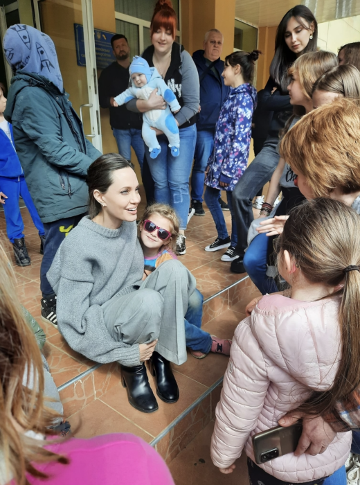 Смельчаки, которые поддерживают нас! Шон Пенн, Джоли и другие звезды, побывавшие в Украине за время войны - фото №2