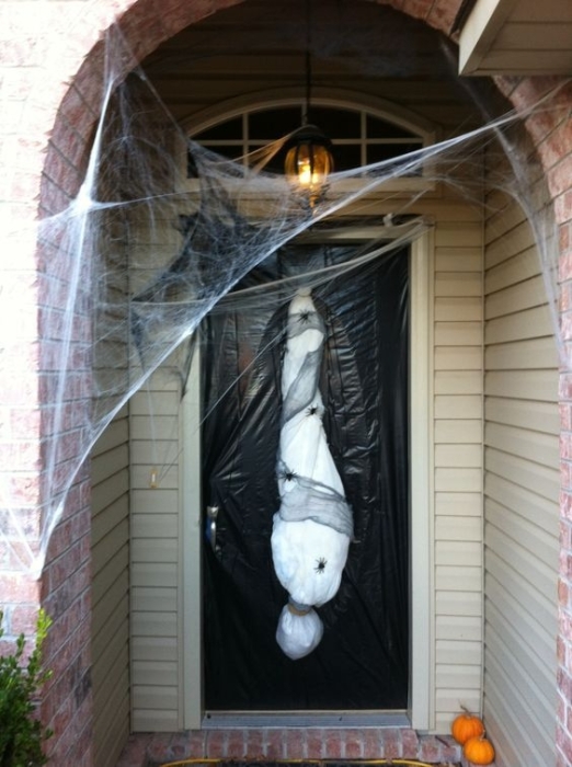 Найстрашніші двері та вікна: прикрашаємо оселю до Хелловіну 2023 (ФОТО) - фото №14