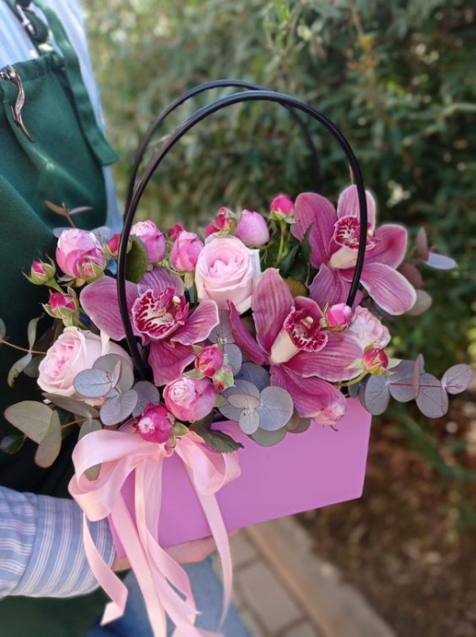 Букет у декоративній сумці з орхідеями, фото