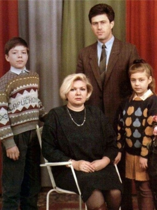 Тина Кароль показала редкое фото с мамой и братом - фото №2